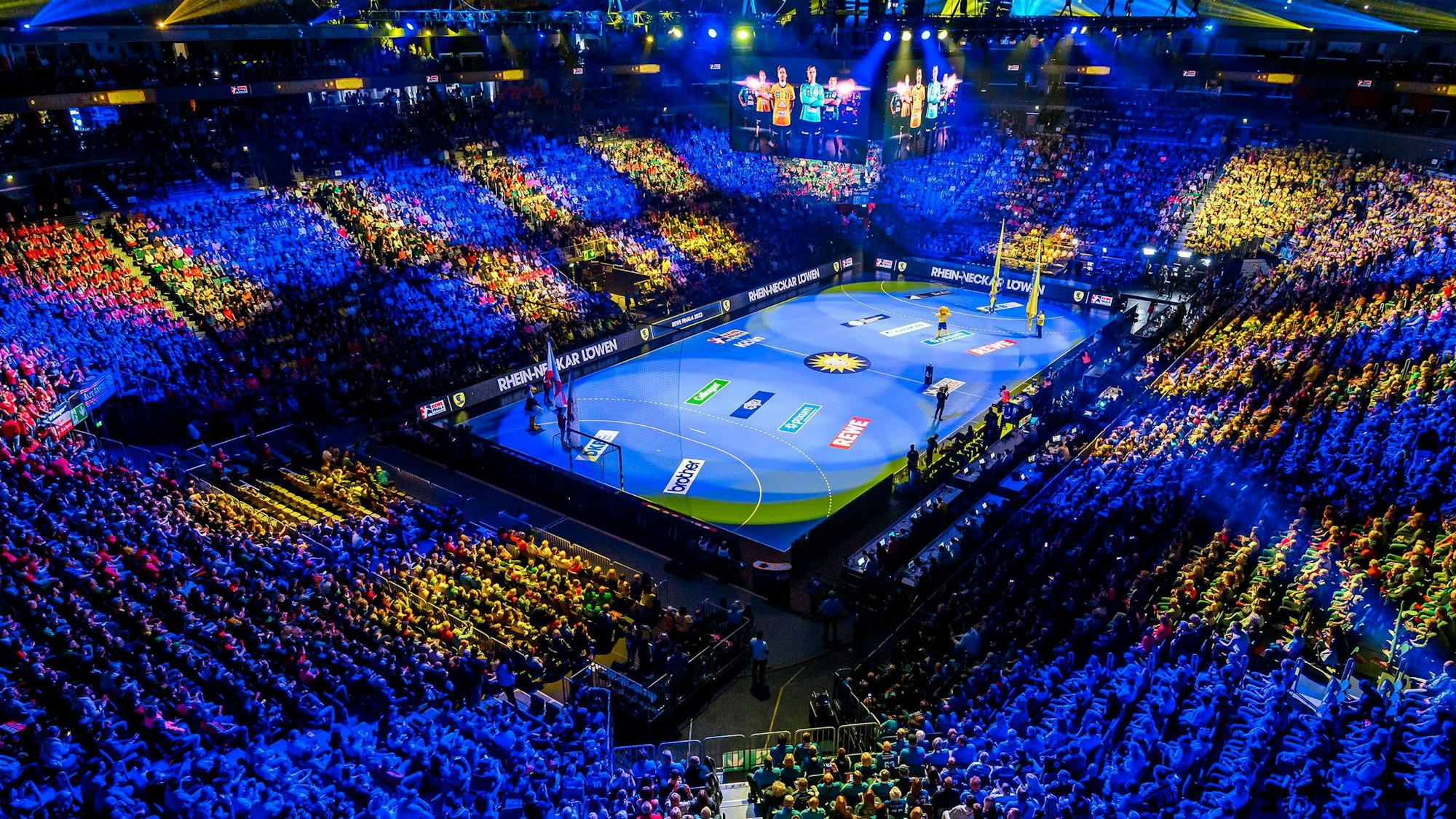 Blick in die Lanxess-Arena beim Pokal-Halbfinale zwischen der SG Flensburg-Handewitt und den Rhein-Neckar Löwen.