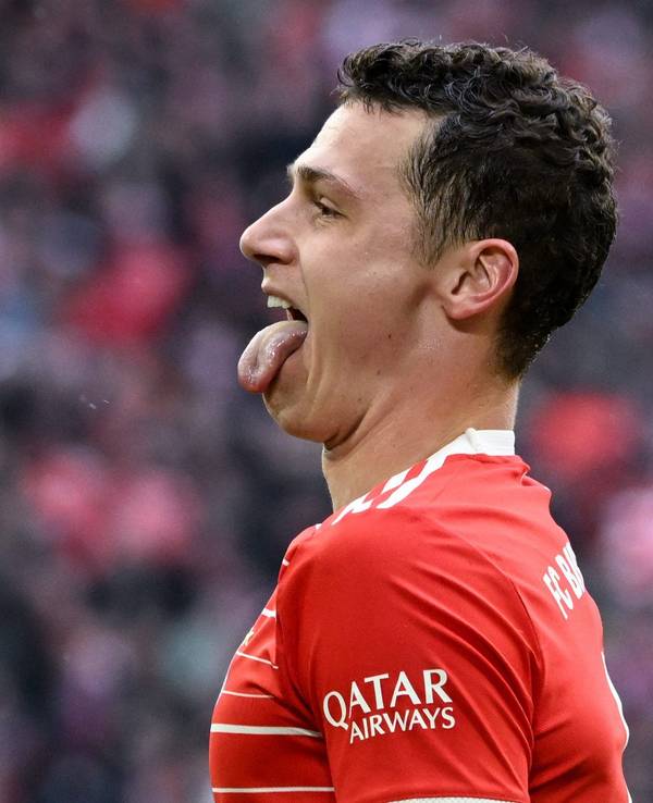 Benjamin Pavard jubelt mit herausgestreckter Zunge über ein Tor.