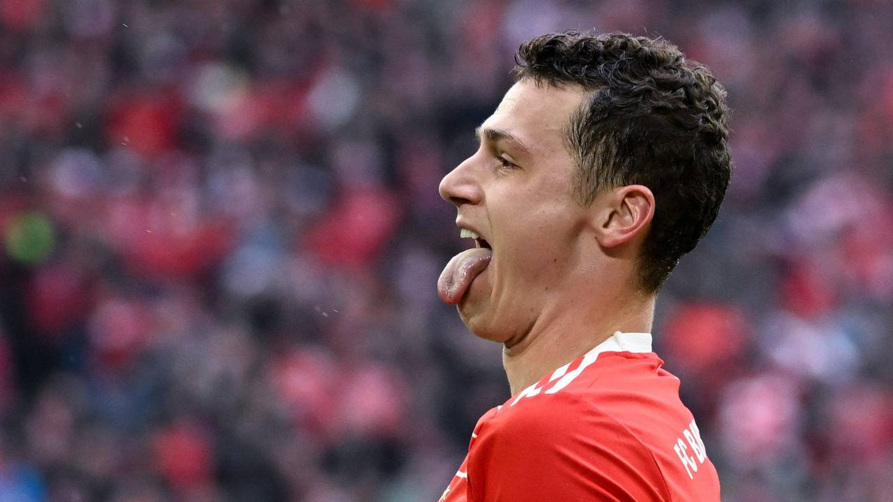 Benjamin Pavard jubelt mit herausgestreckter Zunge über ein Tor.