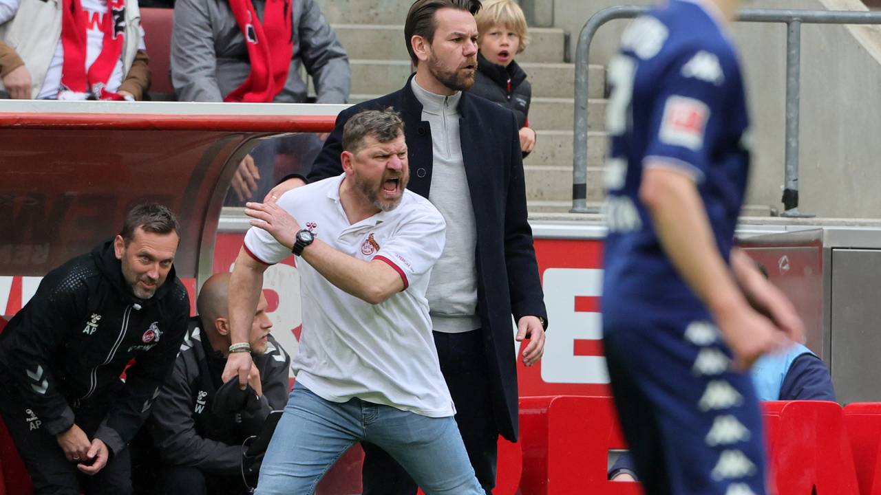 Steffen Baumgart schreit von der Seitenlinie den Schiedsrichter an.