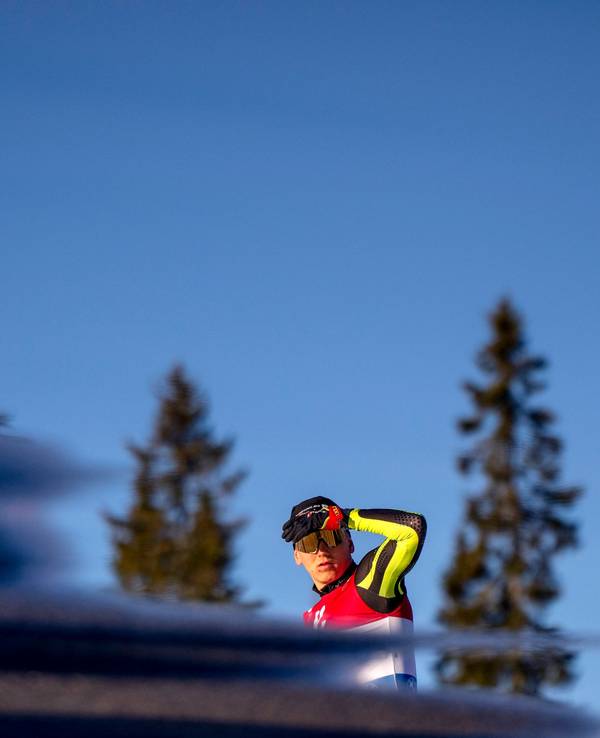 Eivind Sporaland guckt bei einem Biathlon-Rennen Richtung Kamera.