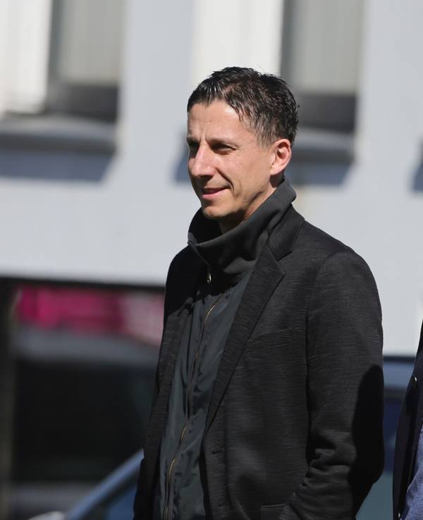 Geschäftsführer Christian Keller und Lizenzbereich-Leiter Thomas Kessler beobachten das Training des 1. FC Köln.