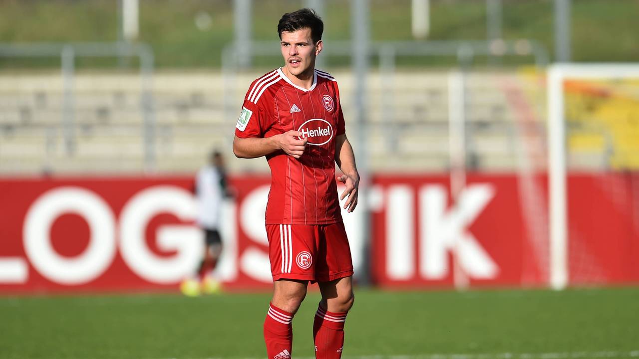 Nico Hirschberger steht im Regionalliga-Spiel gegen Borussia Mönchengladbach auf dem Platz.