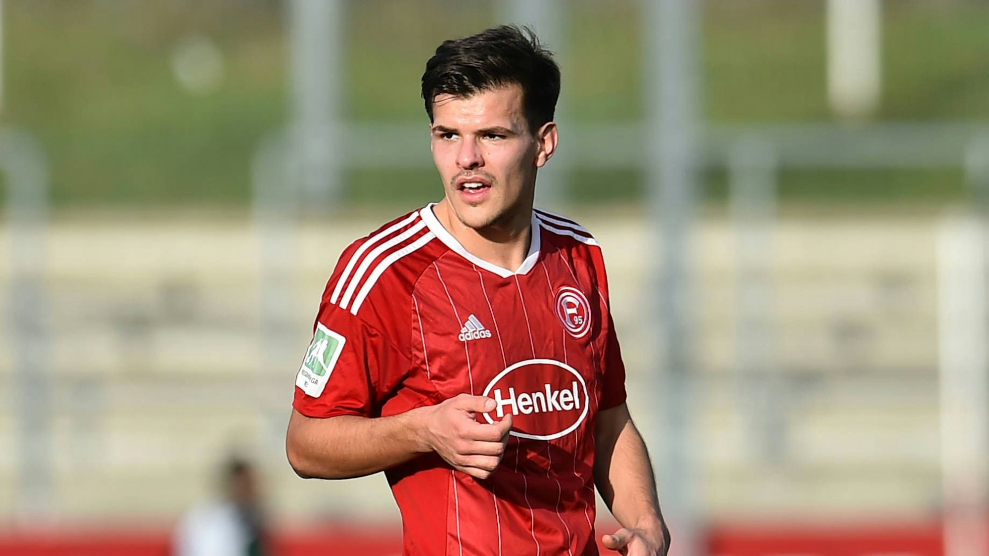 Nico Hirschberger steht im Regionalliga-Spiel gegen Borussia Mönchengladbach auf dem Platz.