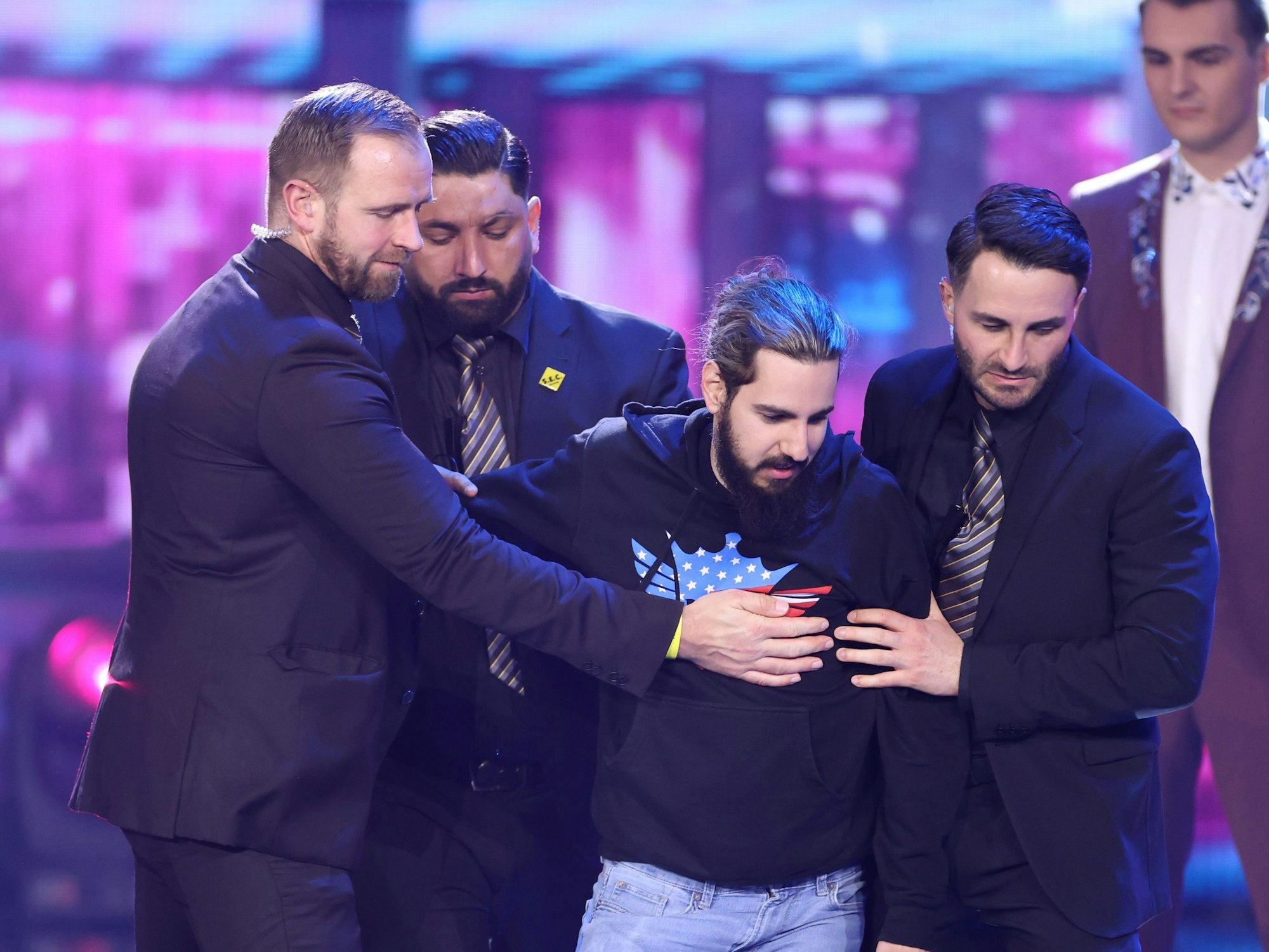 Der Flitzer wurde durch mehrere Sicherheitskräfte abgeführt.