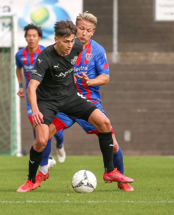 Luca Majetic vom VfB Hilden im Zweikampf mit Alexander Lipinski vom KFC Uerdingen