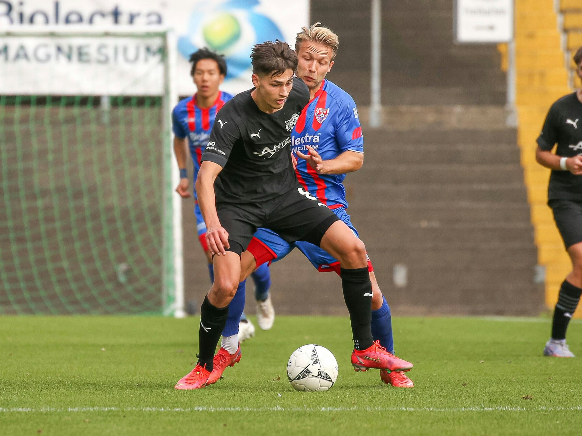 Luca Majetic vom VfB Hilden im Zweikampf mit Alexander Lipinski vom KFC Uerdingen