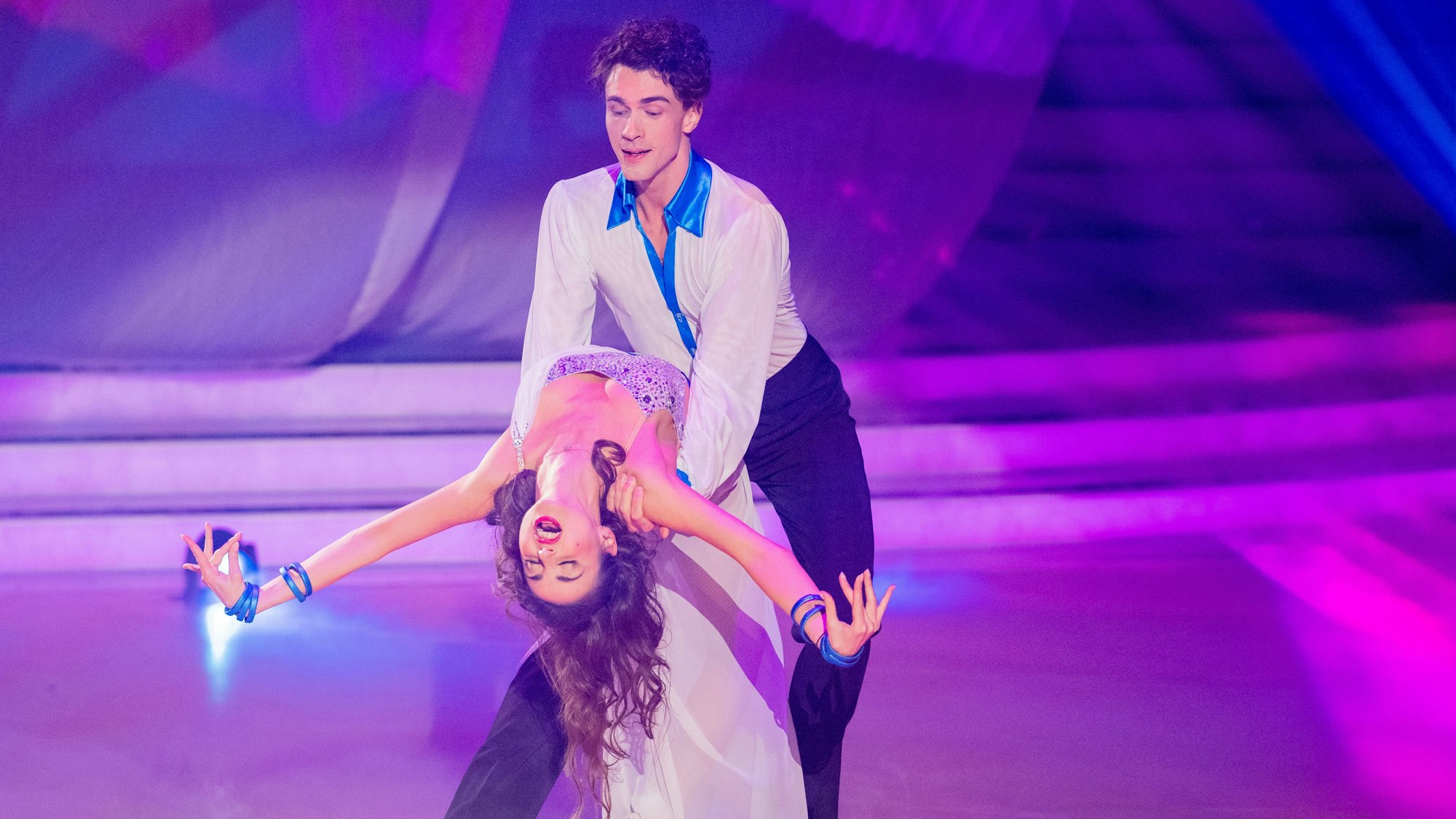 Timon Krause, Mentalist, und Ekaterina Leonova, Profitänzerin, tanzen in der RTL-Tanzshow "Let's Dance" im Coloneum