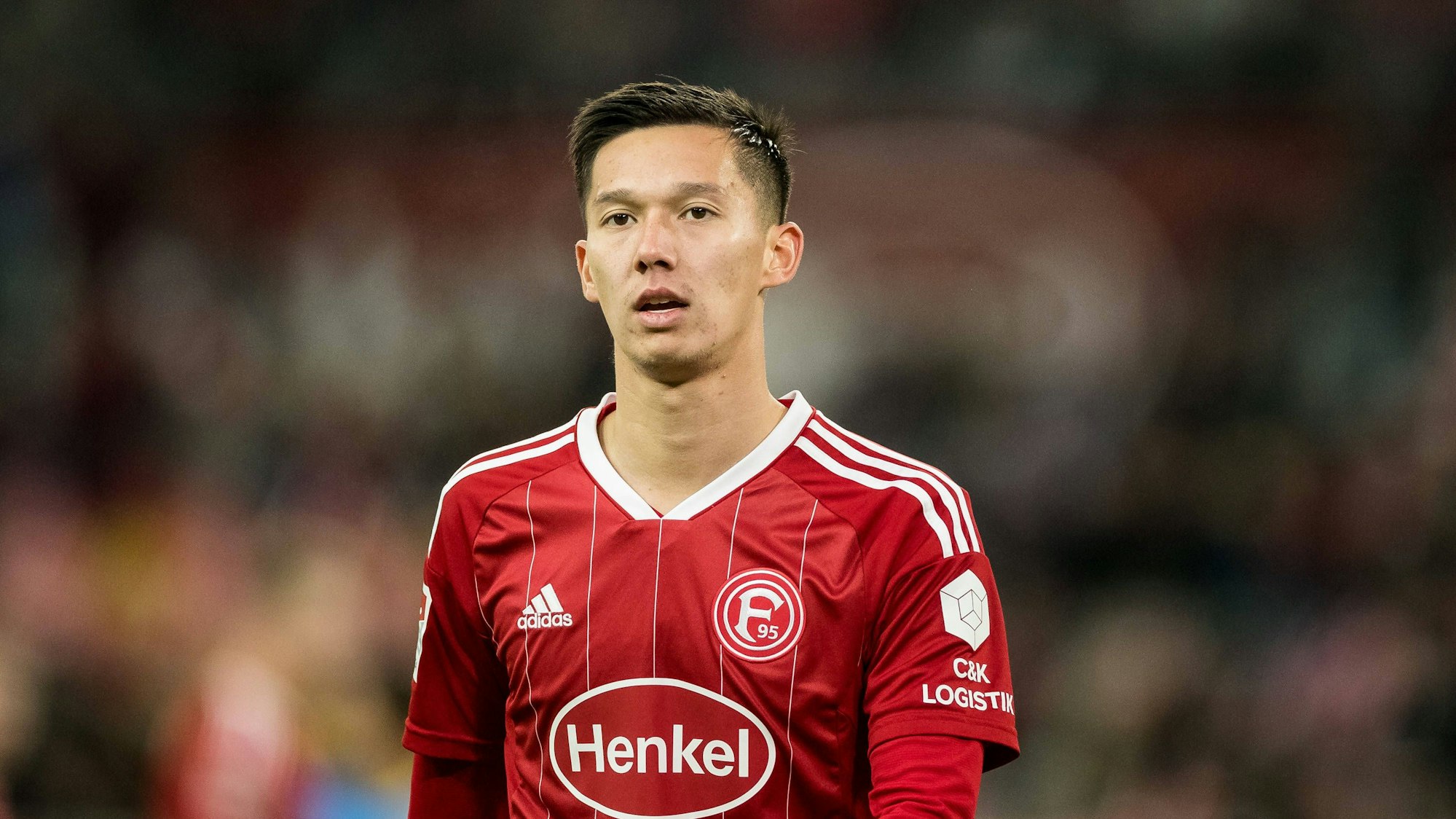 Shinta Appelkamp steht im Spiel gegen Eintracht Braunschweig auf dem Platz.