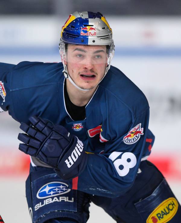 Justin Schütz verfolgt den Puck im Playoff-Spiel gegen Wolfsburg.
