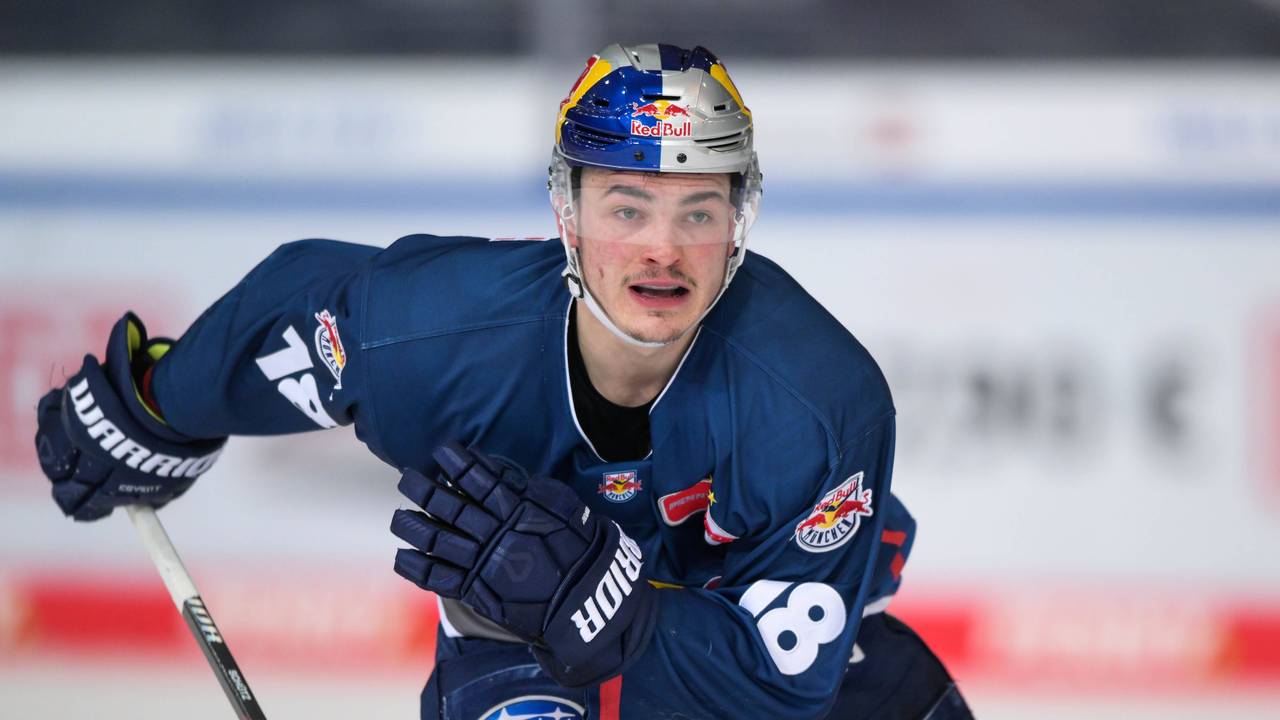 Justin Schütz verfolgt den Puck im Playoff-Spiel gegen Wolfsburg.