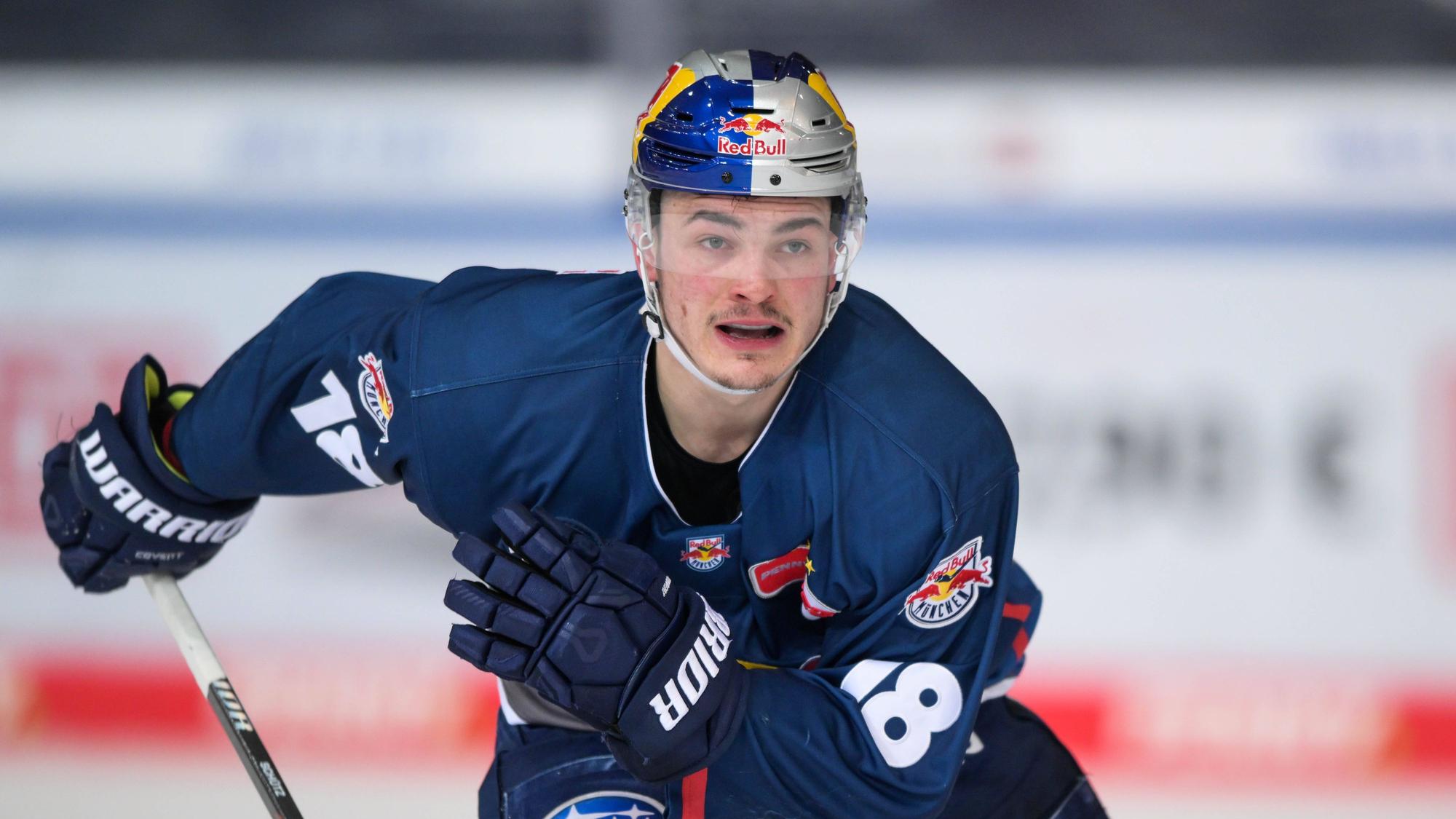 Justin Schütz verfolgt den Puck im Playoff-Spiel gegen Wolfsburg.