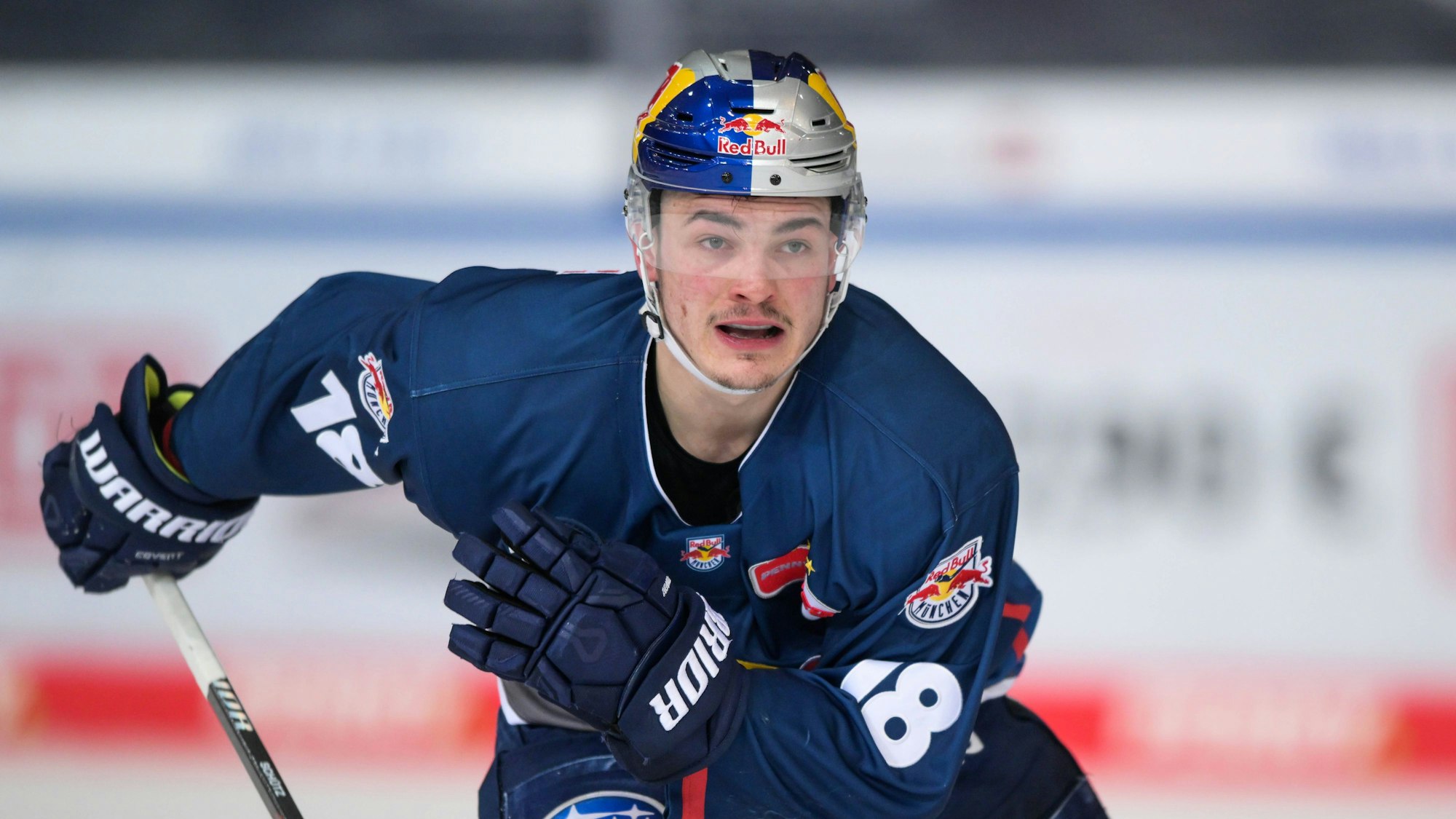 Justin Schütz verfolgt den Puck im Playoff-Spiel gegen Wolfsburg.