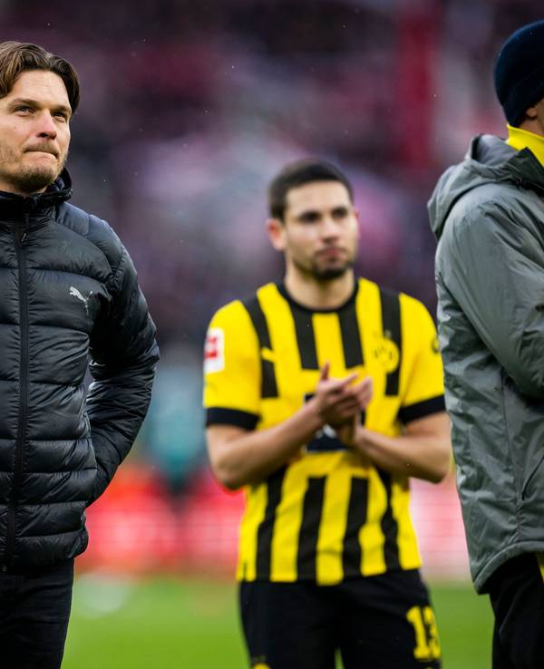 Dortmunds Trainer Edin Terzic steht nach dem Spiel in Stuttgart auf dem Platz.