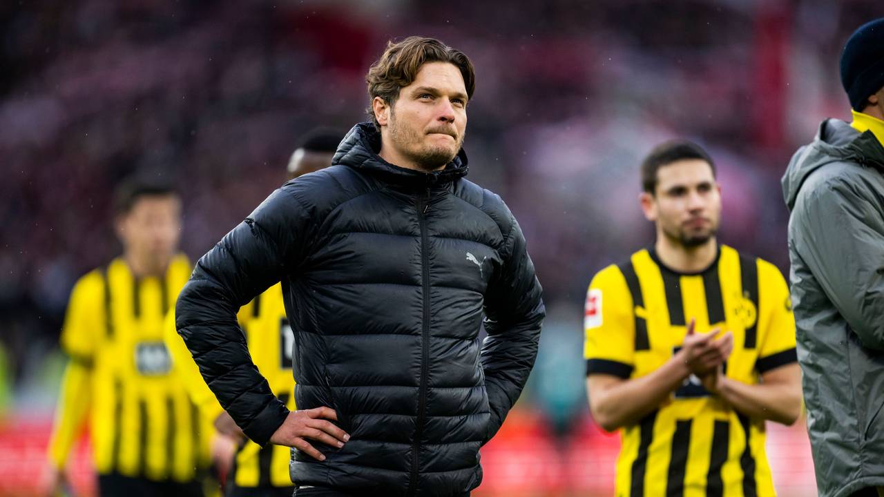 Dortmunds Trainer Edin Terzic steht nach dem Spiel in Stuttgart auf dem Platz.