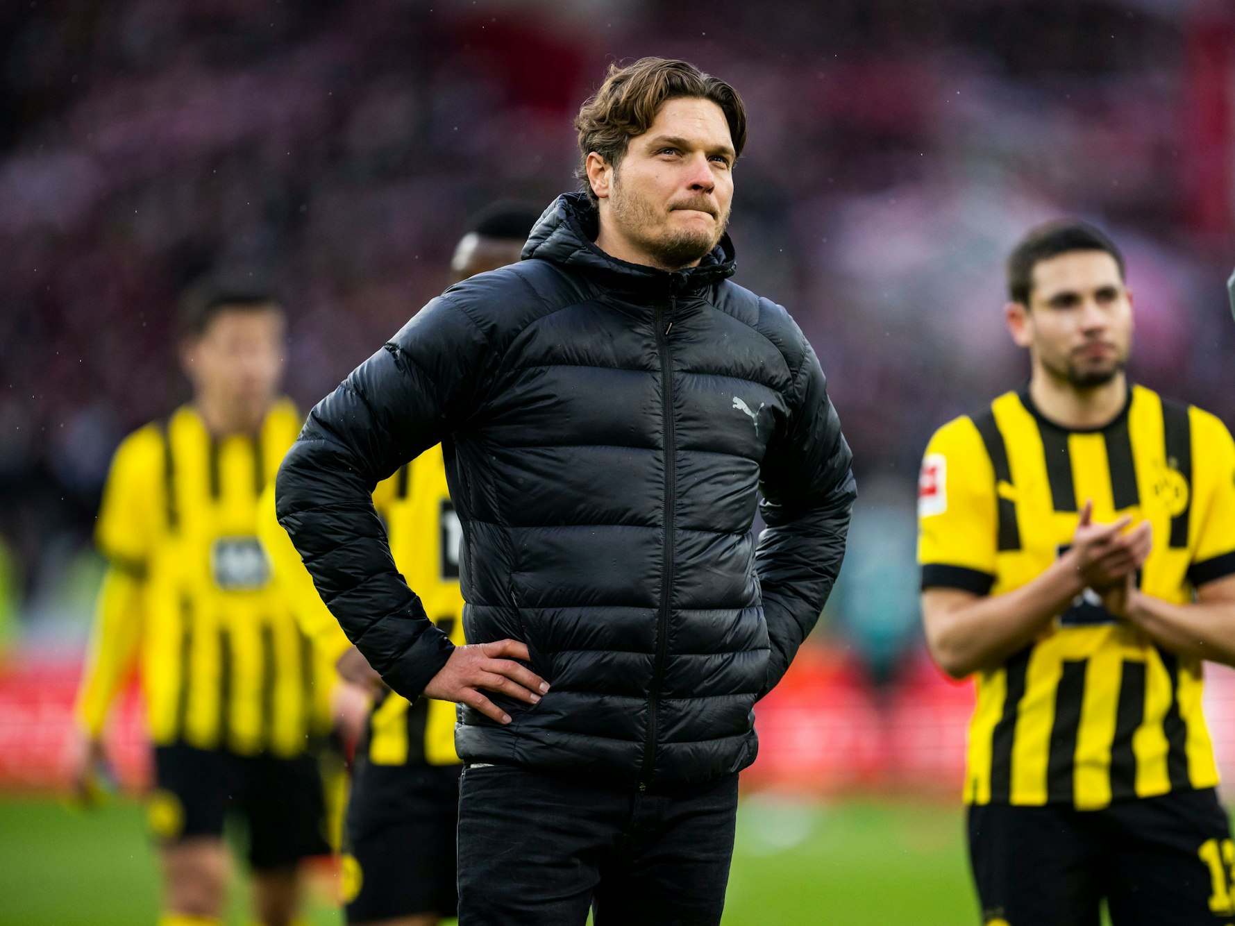 Dortmunds Trainer Edin Terzic steht nach dem Spiel in Stuttgart auf dem Platz.