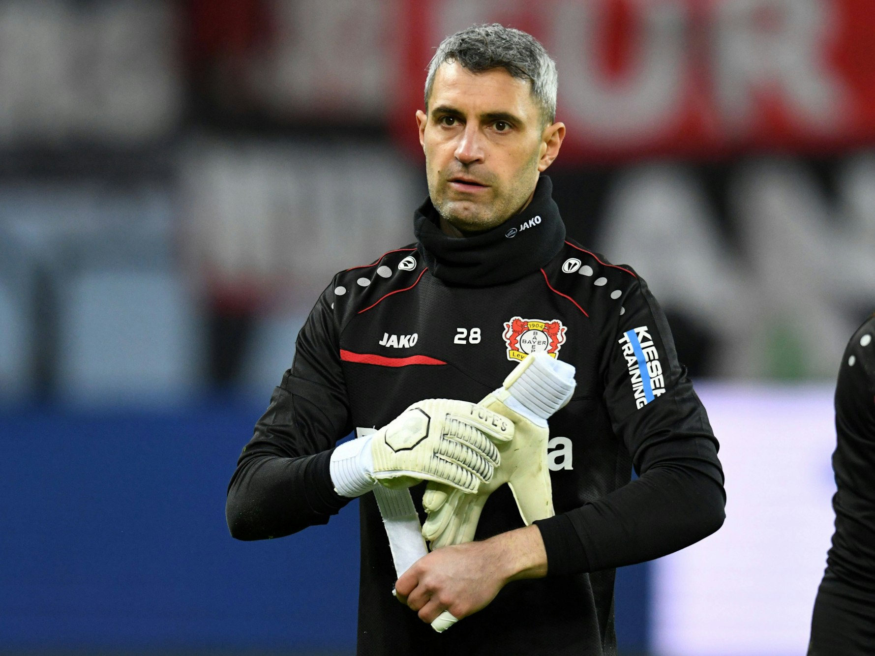 Ramazan Özcan zieht sich die Torwart-Handschuhe an.