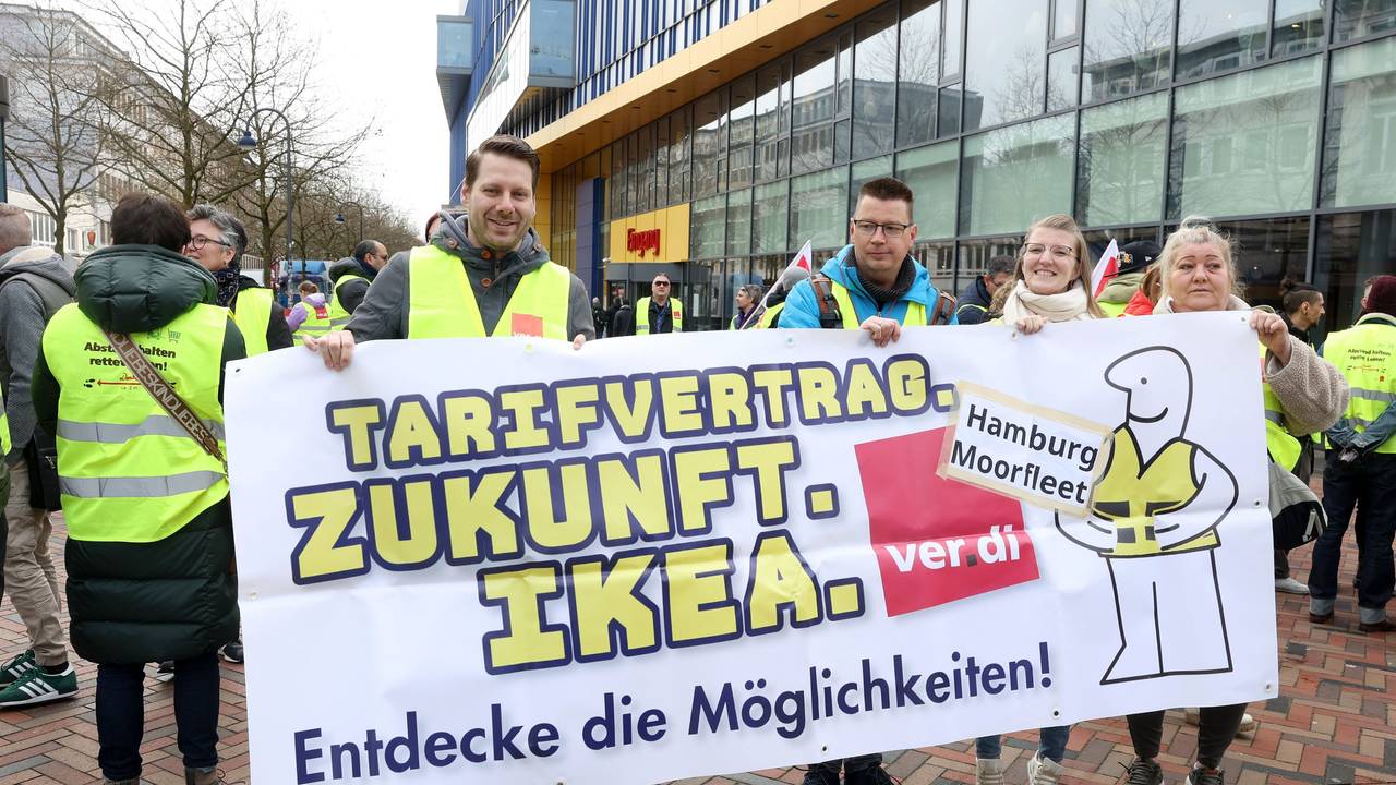 Streikende Ikea-Mitarbeiter stehen bei einer Kundgebung vor einer Ikea-Filiale in Hamburg-Altona und halten ein Transparent mit der Aufschrift „Tarifvertrag. Zukunft. Ikea. Endecke die Möglichkeiten!“