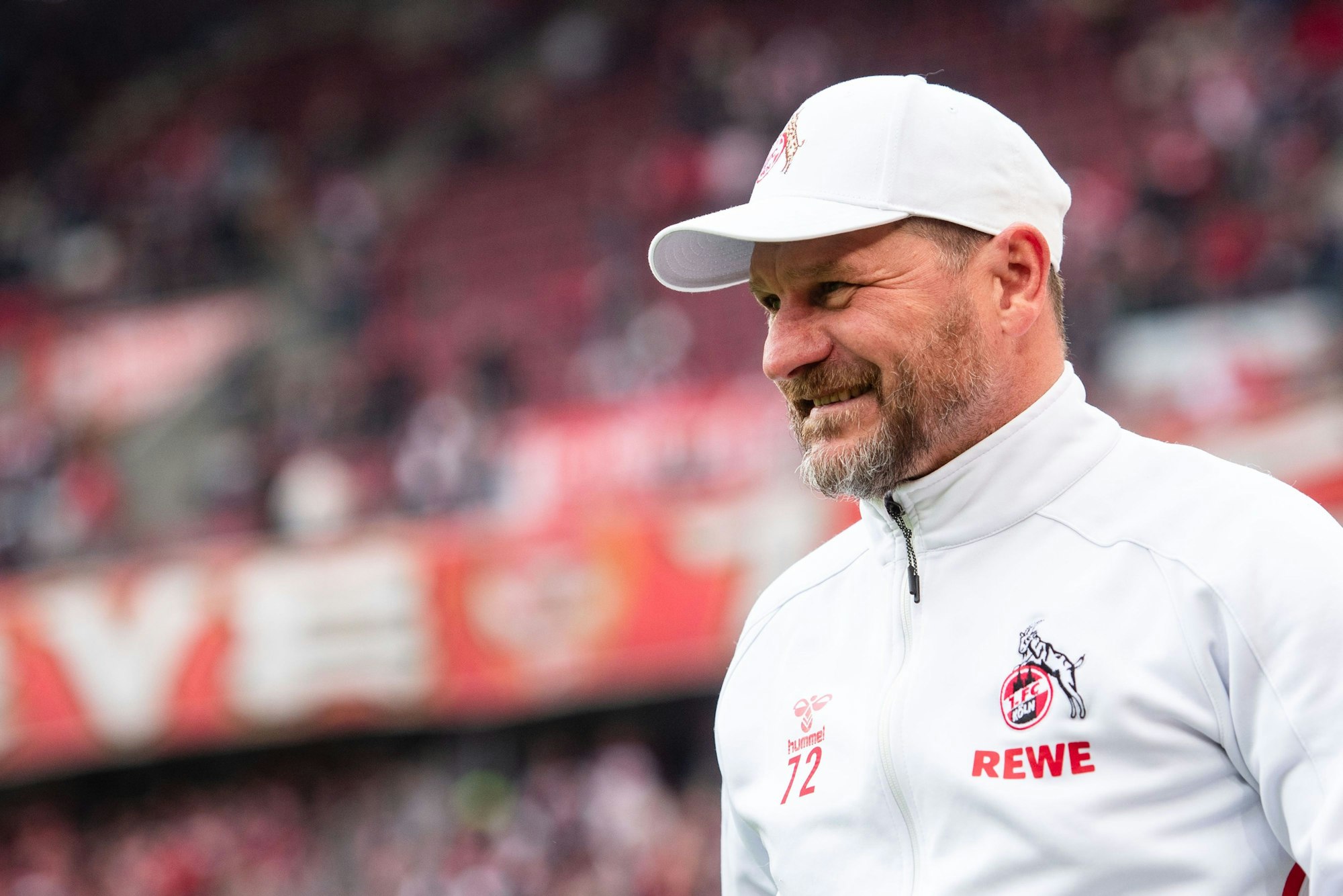 Steffen Baumgart lacht im Vorfeld des Heimspiels des 1. FC Köln gegen Mainz 05 am 15. April 2023.