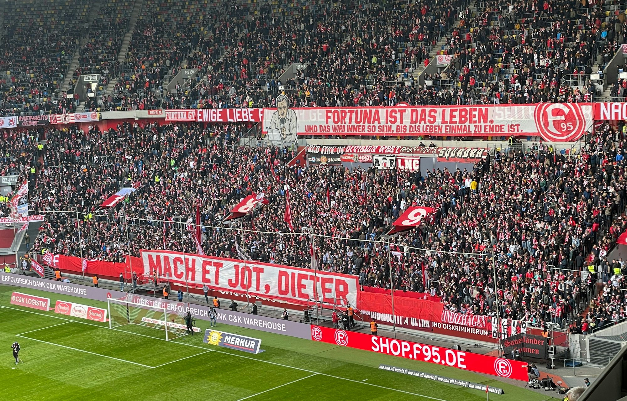 Fans von Fortuna Düsseldorf schwenken ihre Fahnen vor Spielbeginn.