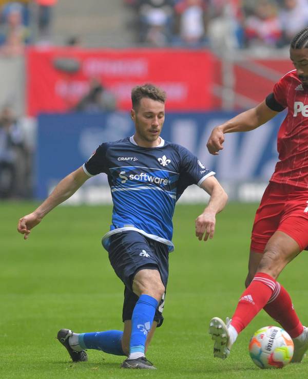 Darmstadts Matthias Bader kämpft mit Düsseldorfs Emmanuel Iyoha um den Ball.