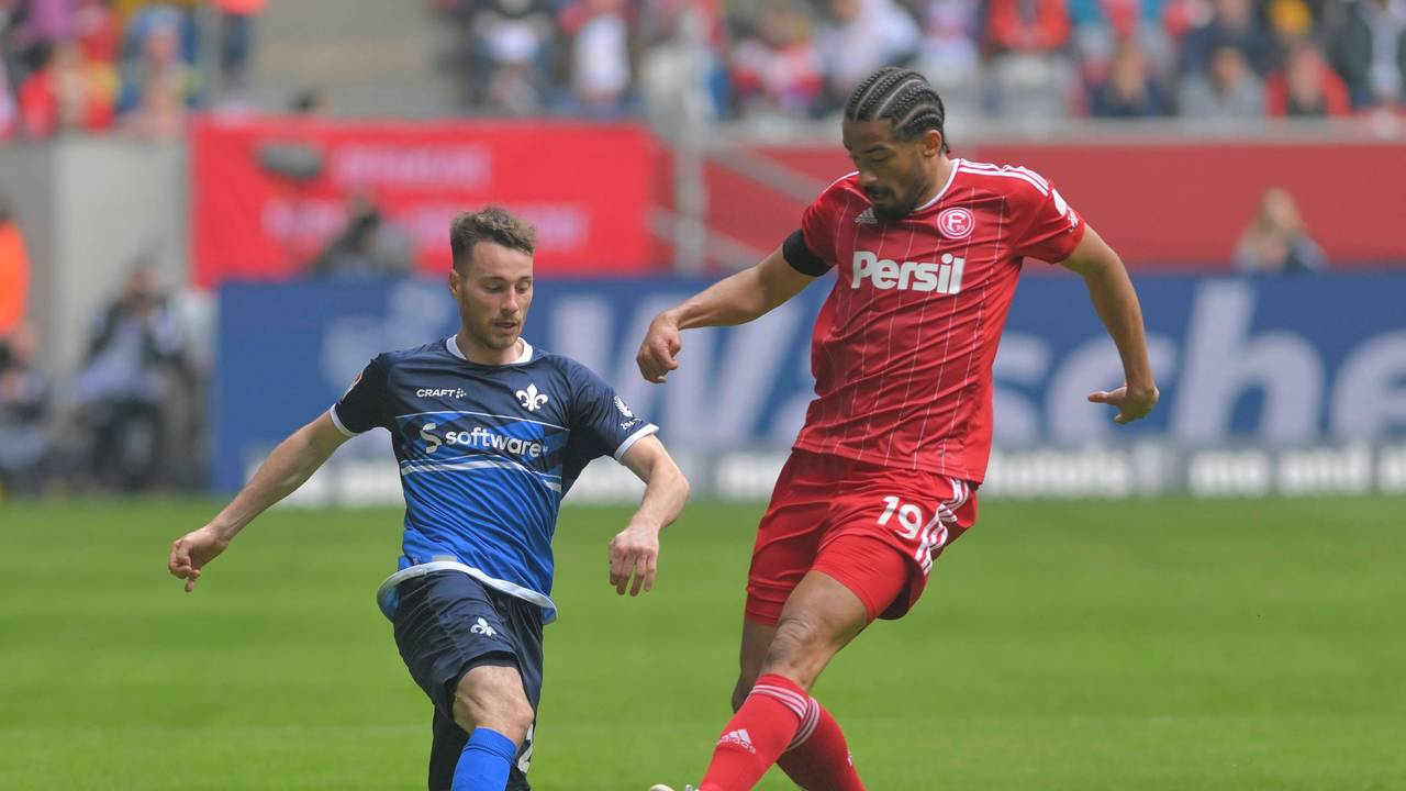 Darmstadts Matthias Bader kämpft mit Düsseldorfs Emmanuel Iyoha um den Ball.