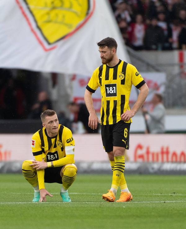BVB-Kapitän Marco Reus (l.) gemeinsam mit Salih Özcan nach dem bitteren 3:3 gegen den VfB Stuttgart am Samstag (15. April 2023).