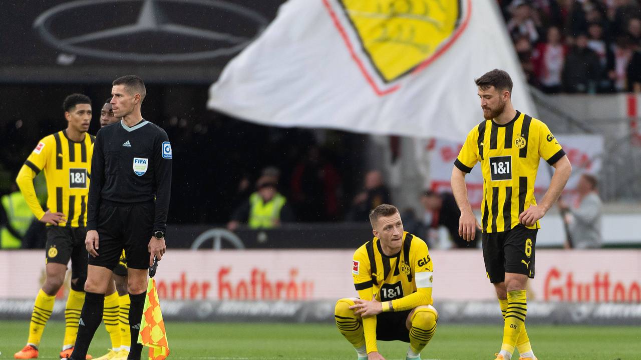 BVB-Kapitän Marco Reus (l.) gemeinsam mit Salih Özcan nach dem bitteren 3:3 gegen den VfB Stuttgart am Samstag (15. April 2023).