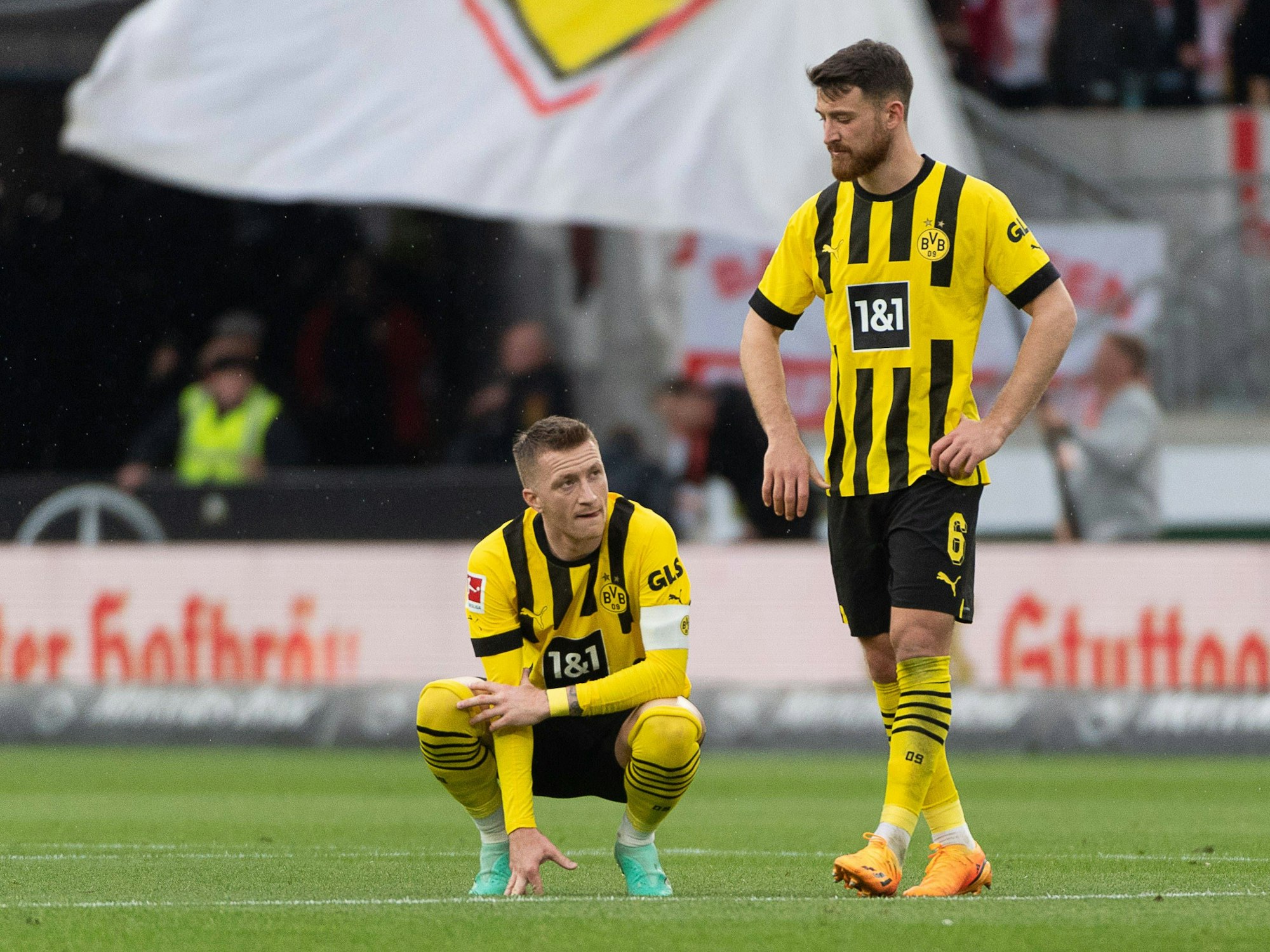 BVB-Kapitän Marco Reus (l.) gemeinsam mit Salih Özcan nach dem bitteren 3:3 gegen den VfB Stuttgart am Samstag (15. April 2023).