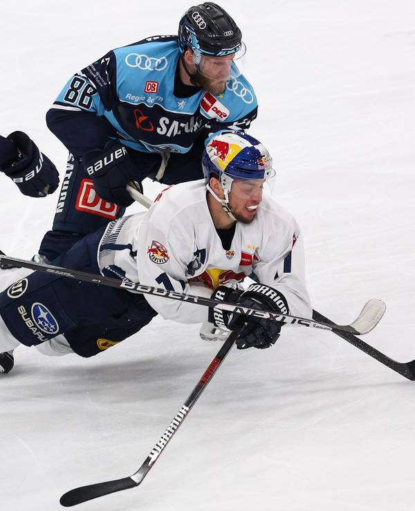 Daniel Pietta und Tye McGinn vom ERC Ingolstadt kämpfen mit Frederik Tiffels vom EHC München um den Puck.