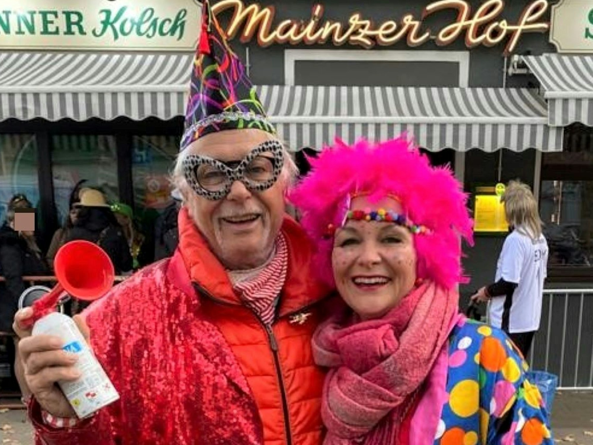 Tom Volkenrath hält seine Tochter Nina im Arm. Beide sind kostümiert und stehen vor der Gaststätte Mainzer Hof.
