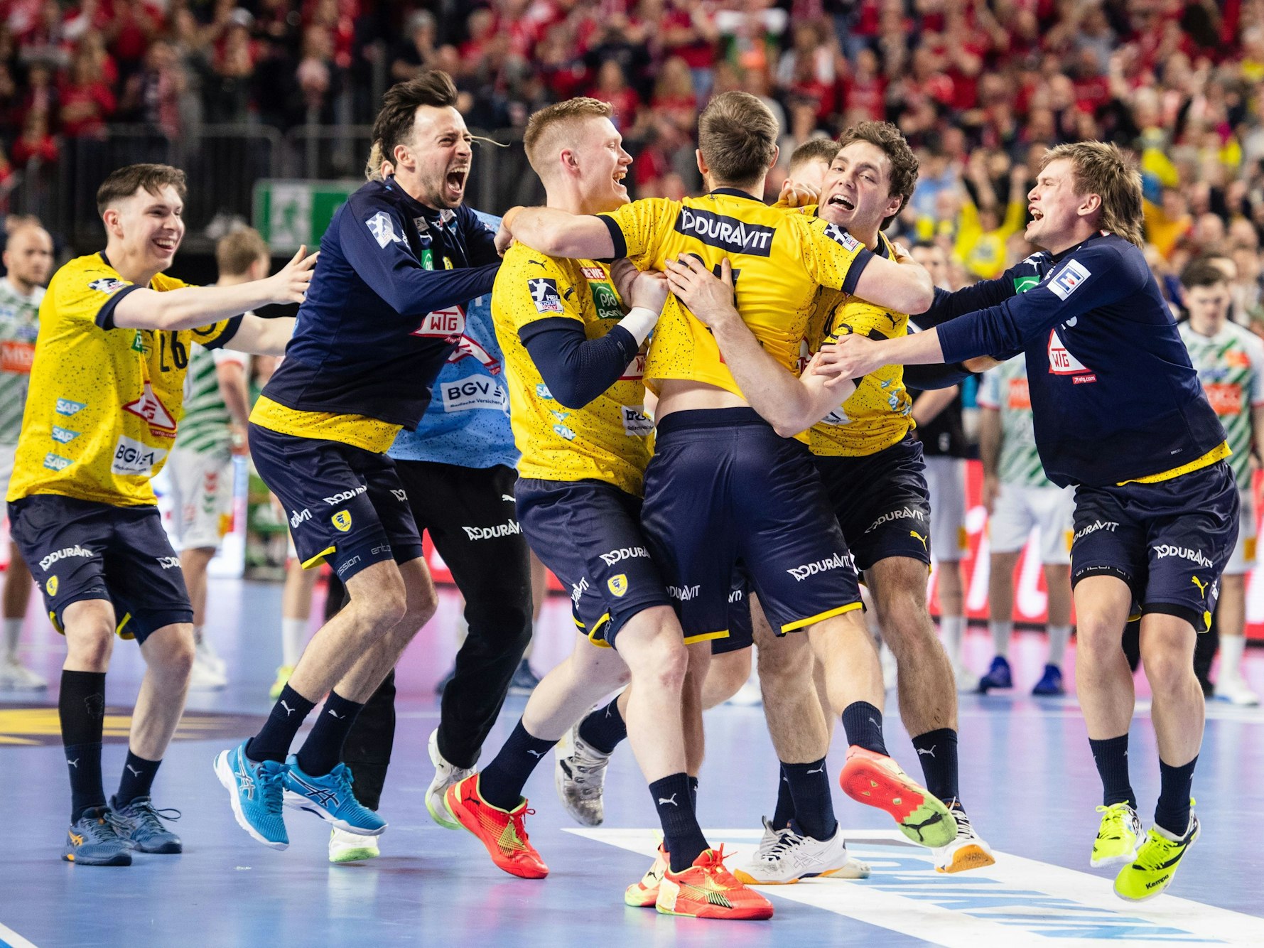 Die Spieler der Rhein-Necker Löwen jubeln nach der Partie.
