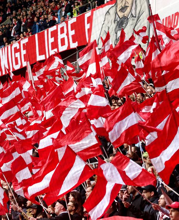 Fans von Fortuna Düsseldorf schwenken ihre Fahnen beim Spiel gegen Darmstadt.