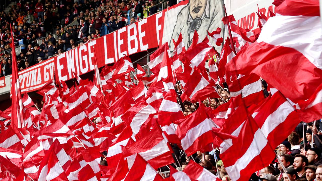 Fans von Fortuna Düsseldorf schwenken ihre Fahnen beim Spiel gegen Darmstadt.