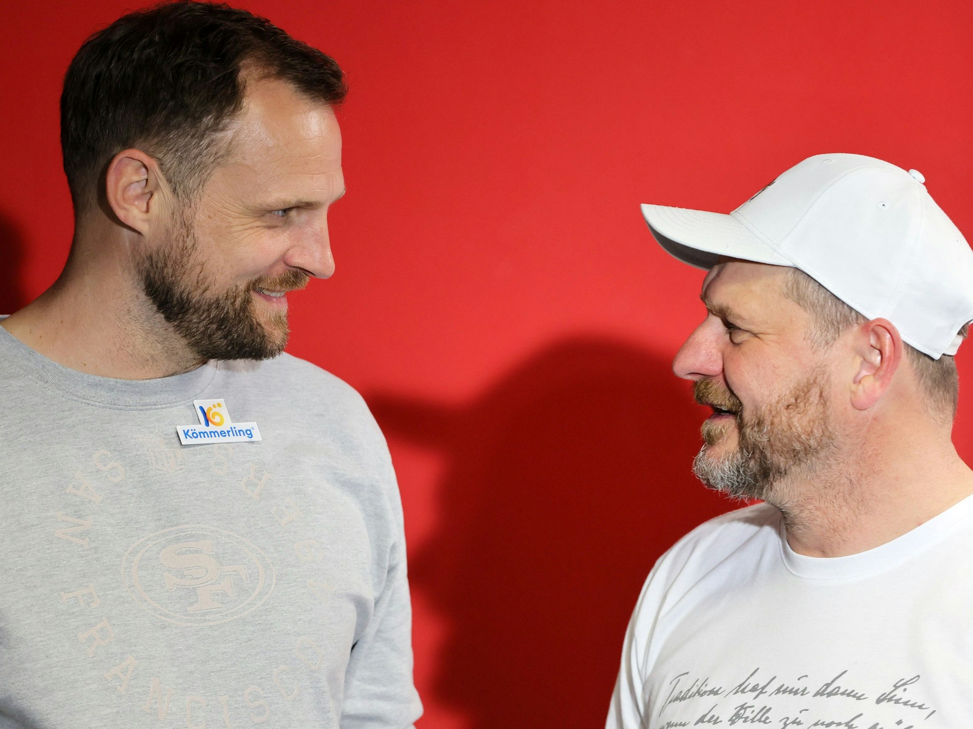Bo Svensson und Steffen Baumgart lächeln sich nach der Pressekonferenz an.