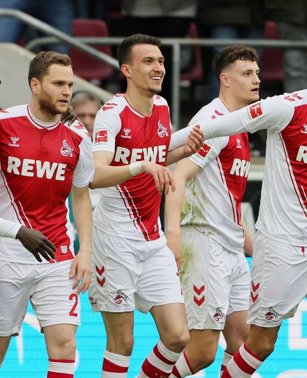 Die Profis des 1. FC Köln bejubeln Dejan Ljubicics Tor zum 1:1 gegen den FSV Mainz 05.
