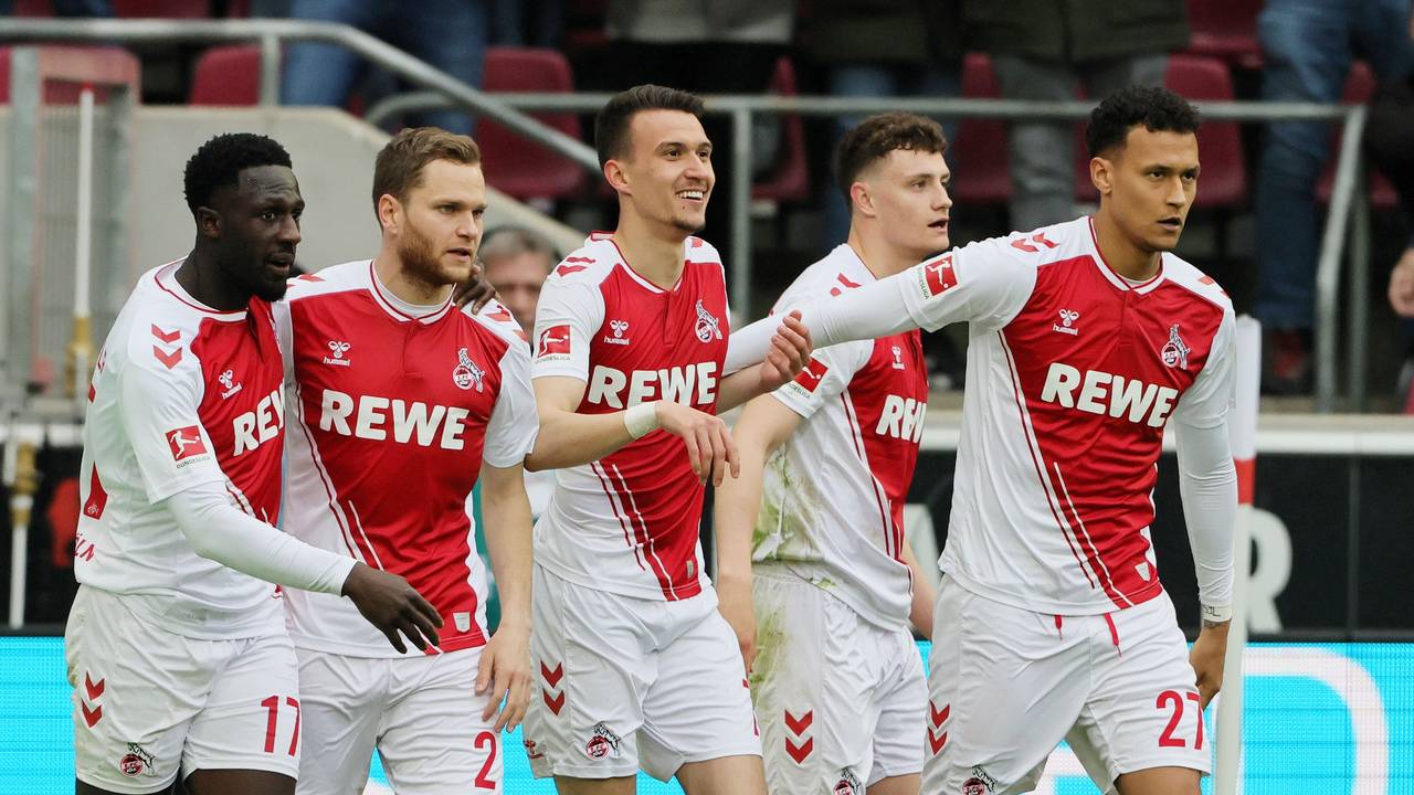 Die Profis des 1. FC Köln bejubeln Dejan Ljubicics Tor zum 1:1 gegen den FSV Mainz 05.