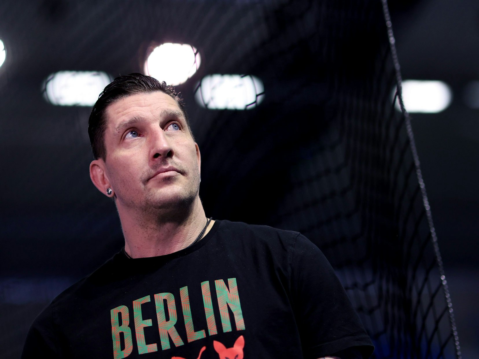 Stefan Kretzschmar schaut nach oben. Das Foto wurde am 21. März 2021 aufgenommen.