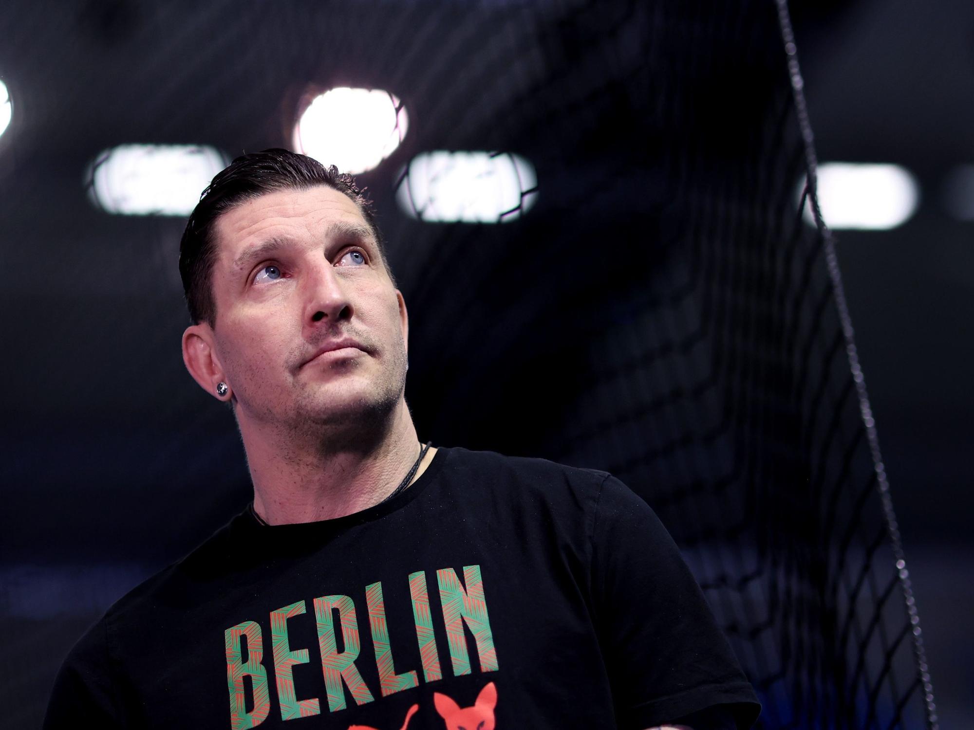 Stefan Kretzschmar schaut nach oben. Das Foto wurde am 21. März 2021 aufgenommen.
