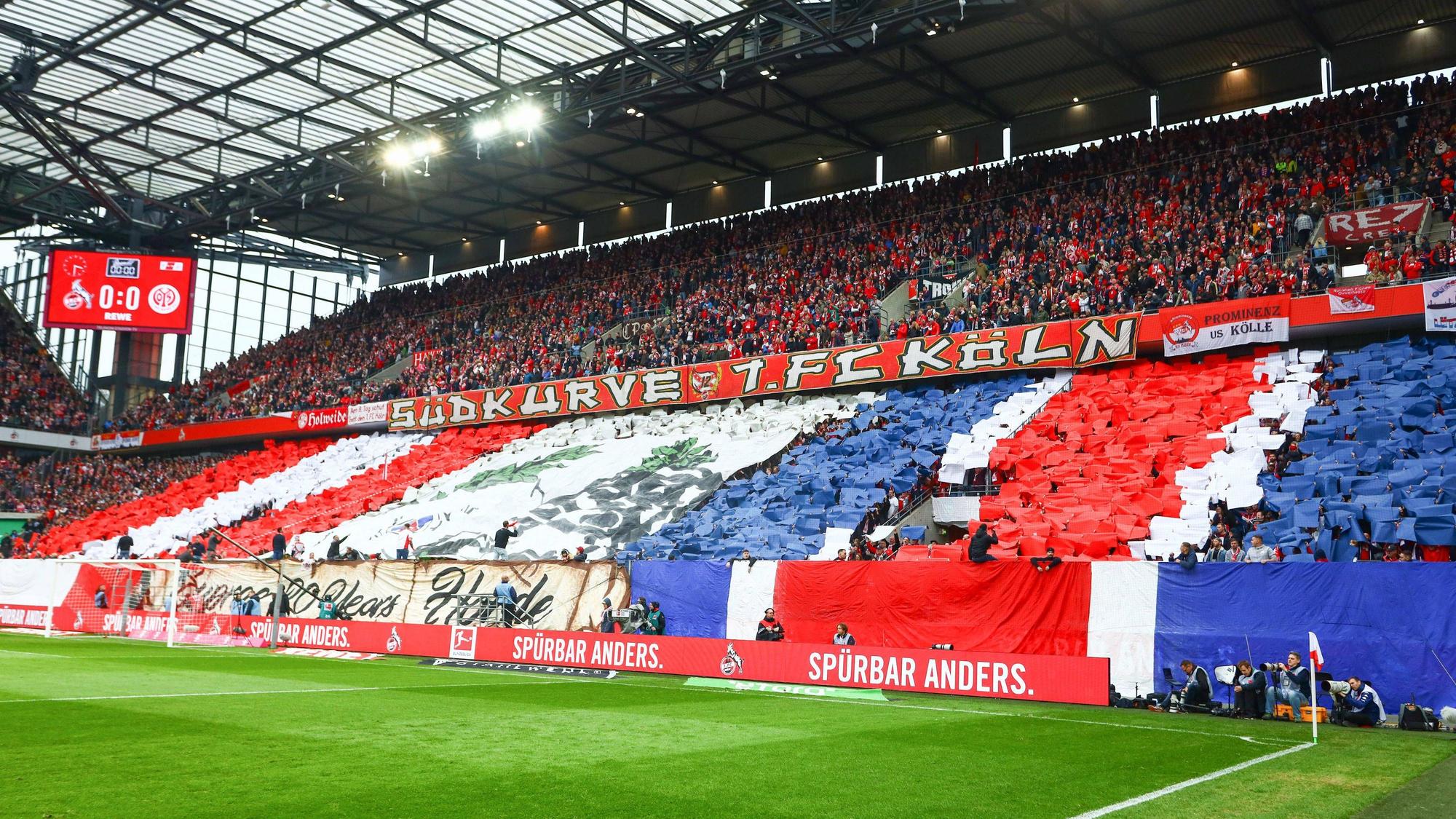 Die Fans des 1. FC Köln zeigen in der Südkurve eine Choreografie.