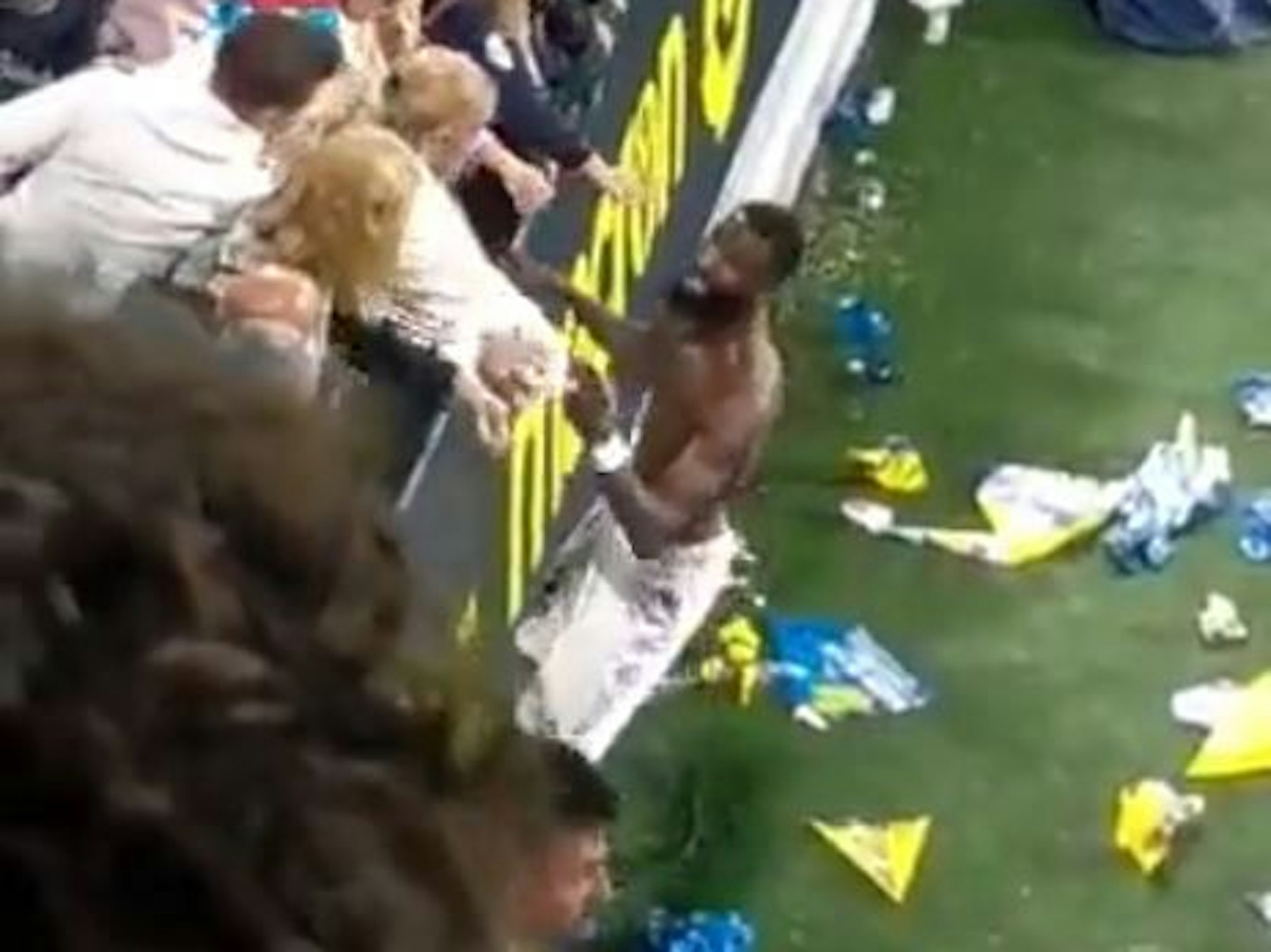 Antonio Rüdiger gibt einem Fan von Real Madrid sein Trikot.