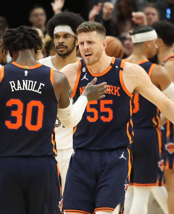 Der deutsche NBA-Profi Isaiah Hartenstein feiert mit seinem Team-Kollegen Julius Randle den Sieg gegen die Cleveland Caveliers (15. April 2023).