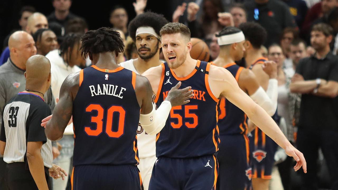 Der deutsche NBA-Profi Isaiah Hartenstein feiert mit seinem Team-Kollegen Julius Randle den Sieg gegen die Cleveland Caveliers (15. April 2023).