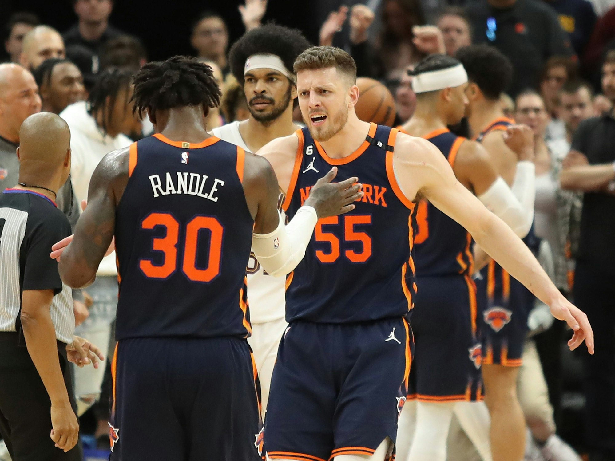 Der deutsche NBA-Profi Isaiah Hartenstein feiert mit seinem Team-Kollegen Julius Randle den Sieg gegen die Cleveland Caveliers (15. April 2023).