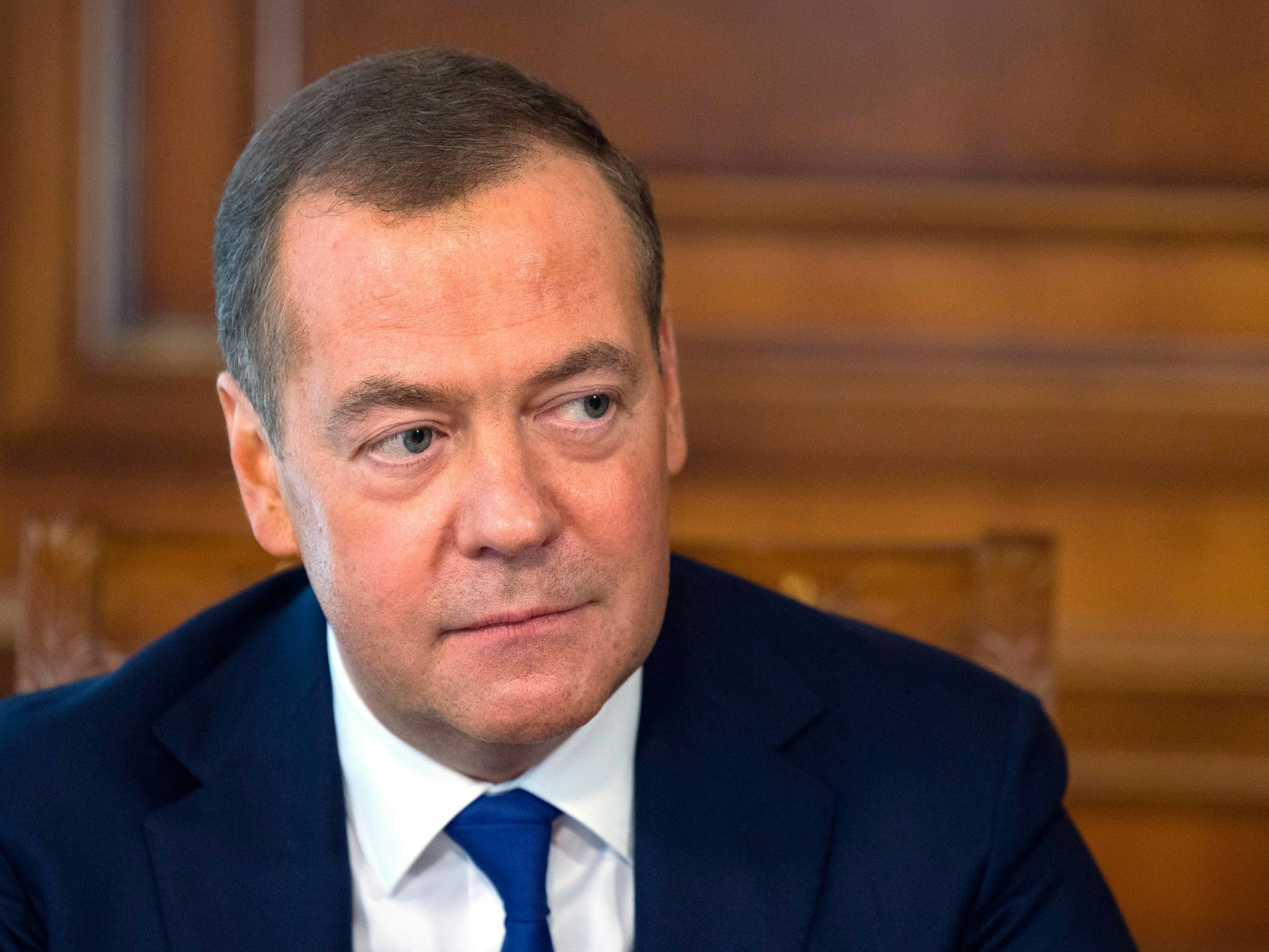 Das von der russischen Staatsagentur Sputnik via AP zur Verfügung gestellte Bild zeigt den stellvertretenden Vorsitzenden des russischen Sicherheitsrates und Vorsitzenden der Partei „Einiges Russland“, Dmitri Medwedew, im März 2023.