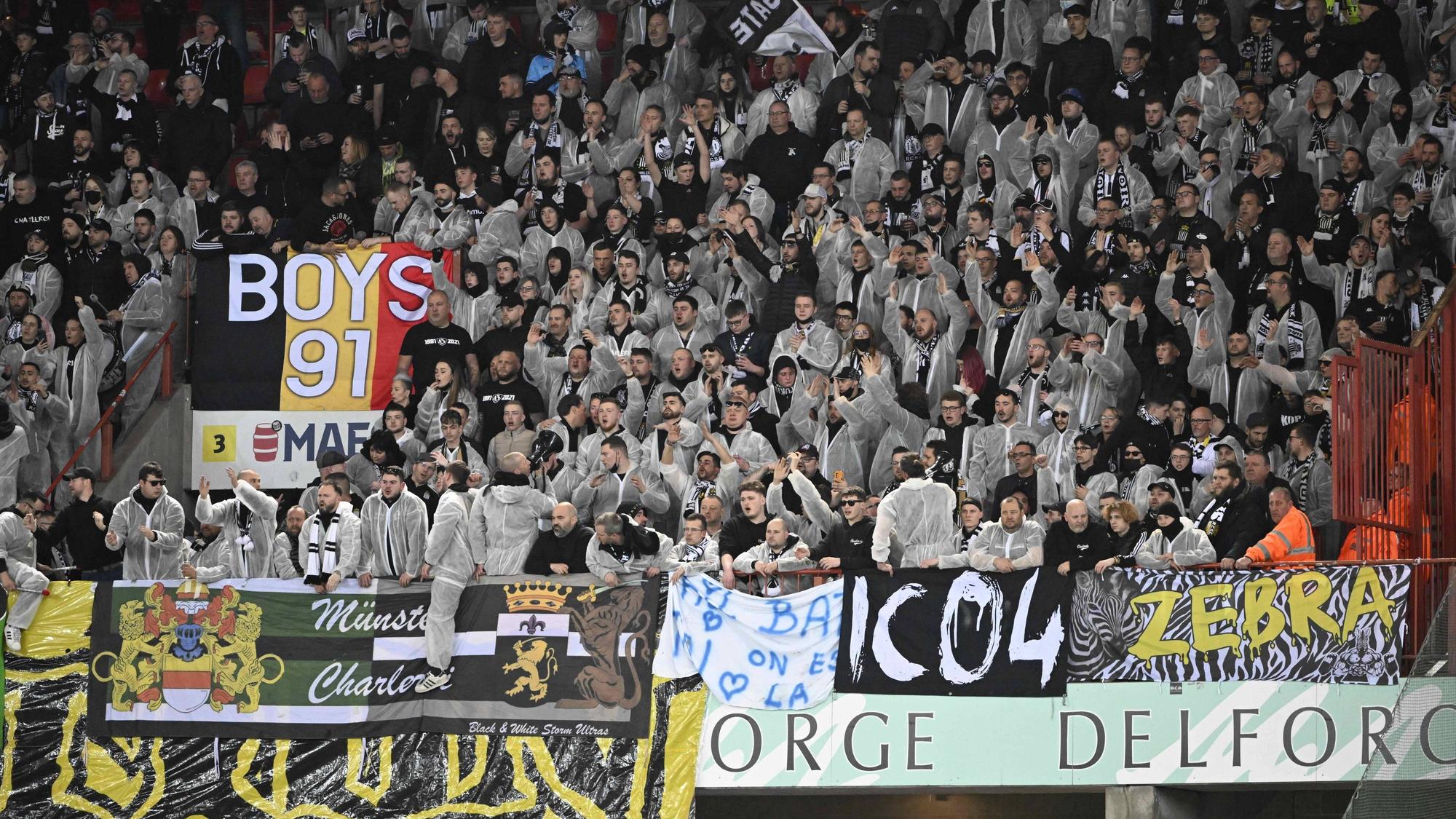 Die Fans von Sporting Charleroi während des Derbys gegen Standard Lüttich am Freitag (14. April 2023).