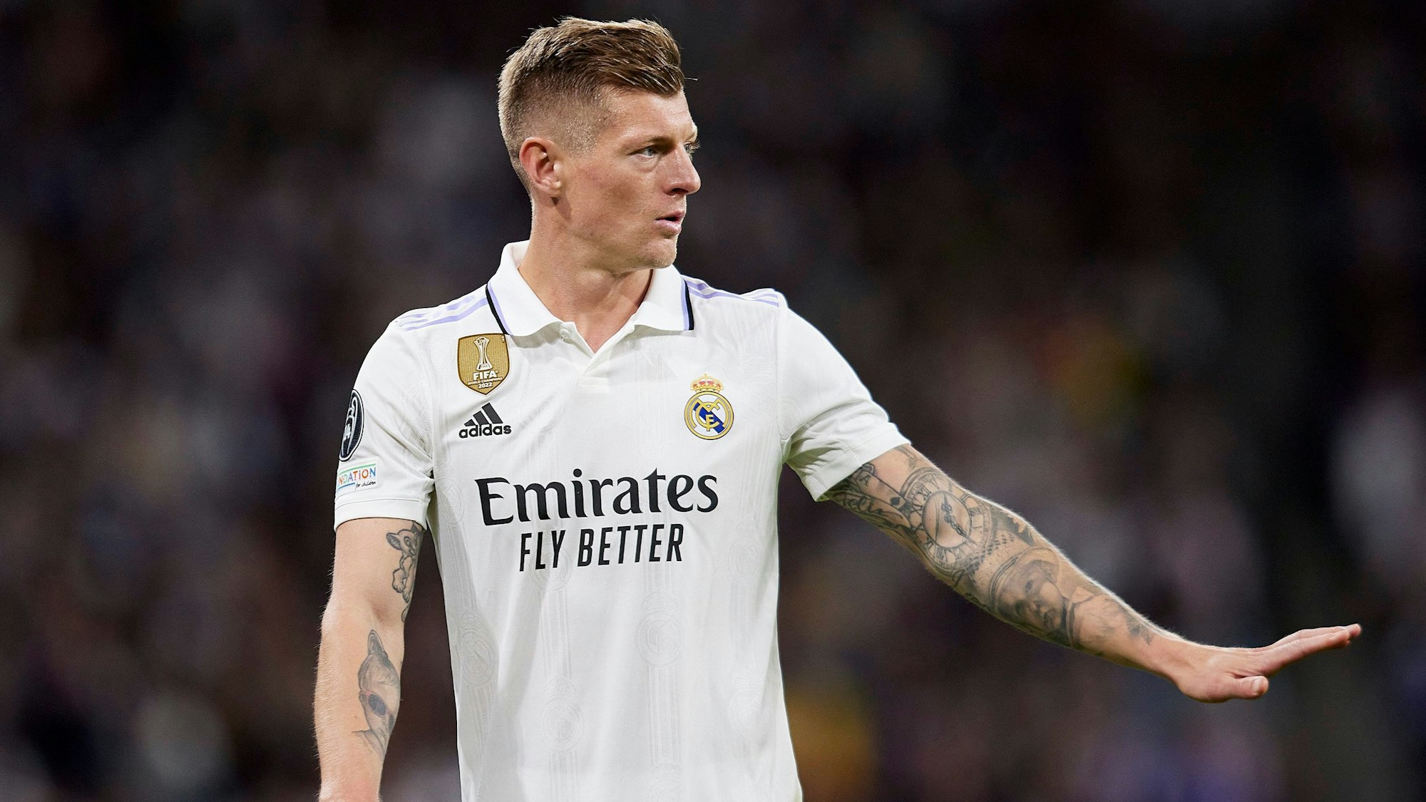 Toni Kroos beruhigt seine Mitspieler bei einem Spiel von Real Madrid gestenreich.