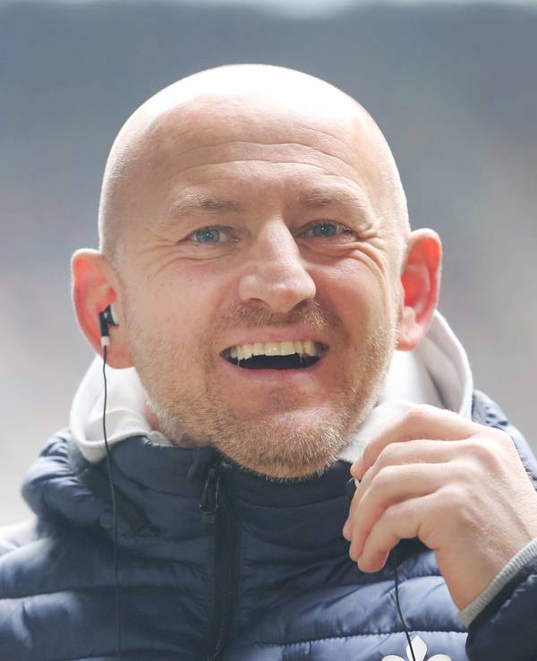 Torsten Lieberknecht lacht während eines Interviews.