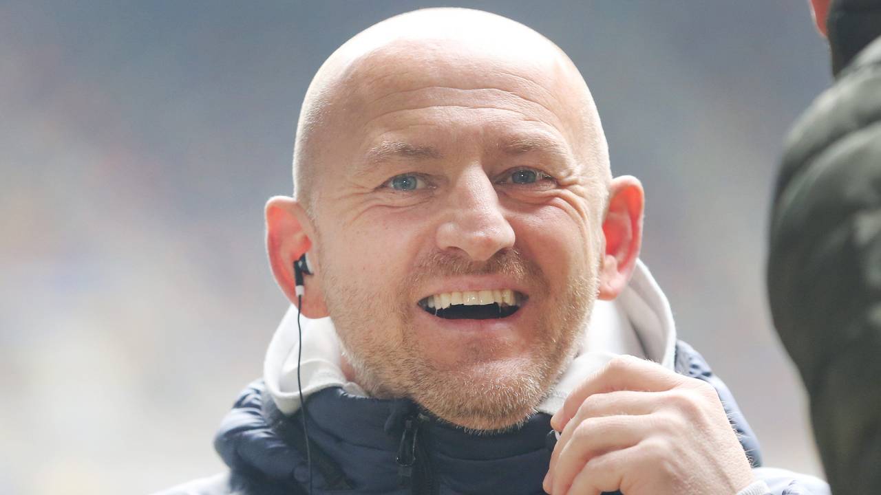 Torsten Lieberknecht lacht während eines Interviews.
