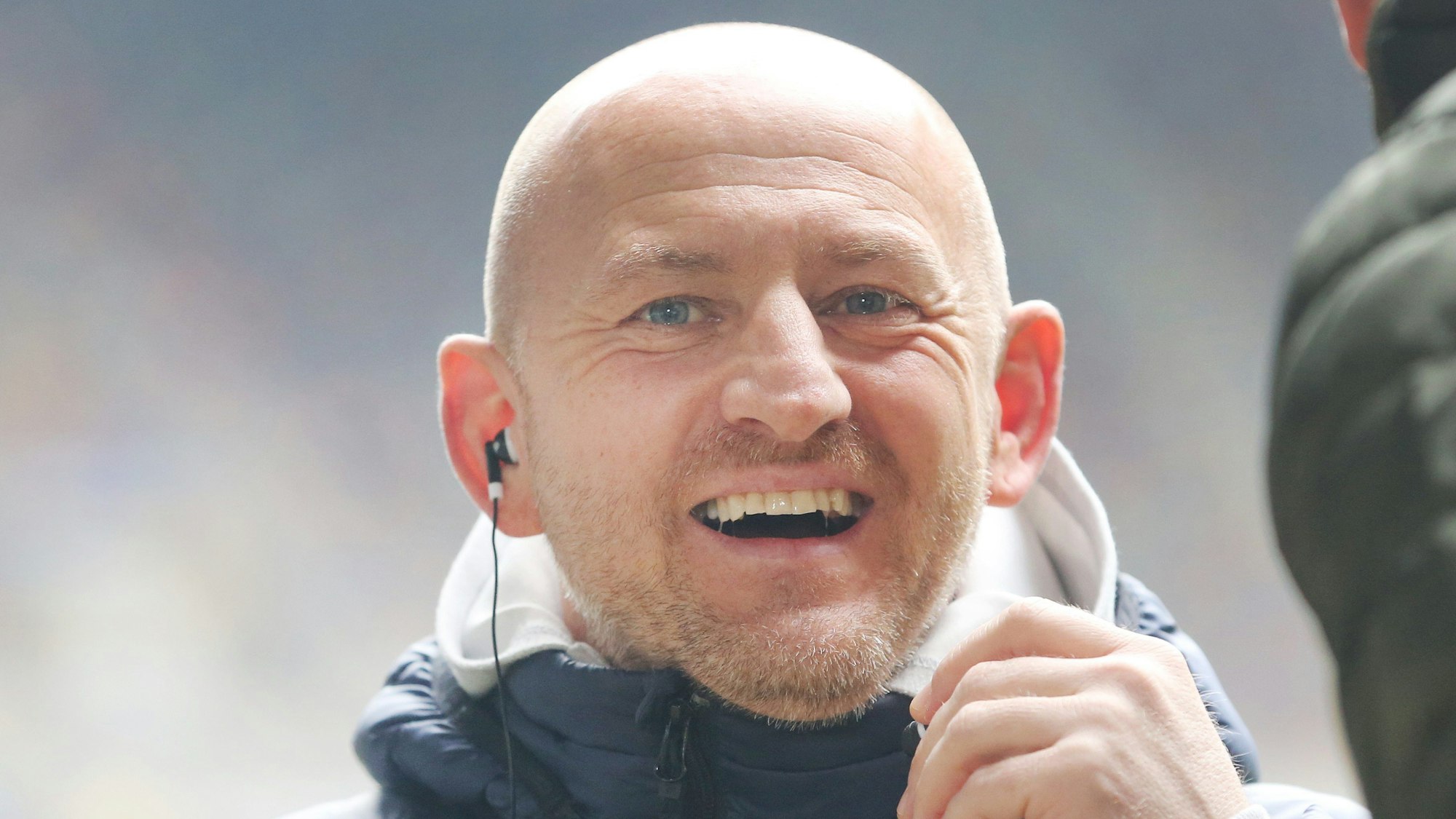 Torsten Lieberknecht lacht während eines Interviews.